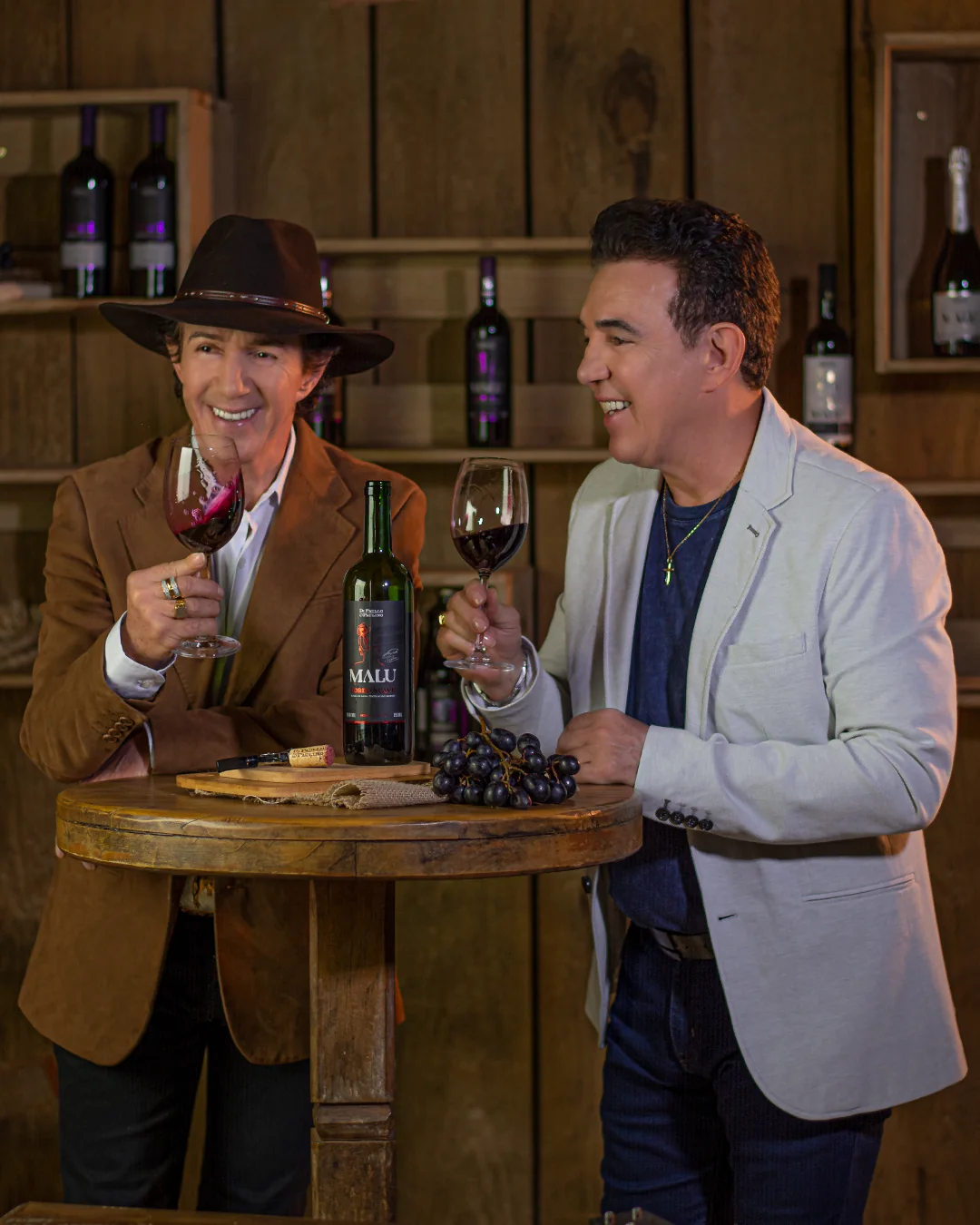 Di Paullo e Paulino com vinho Malu